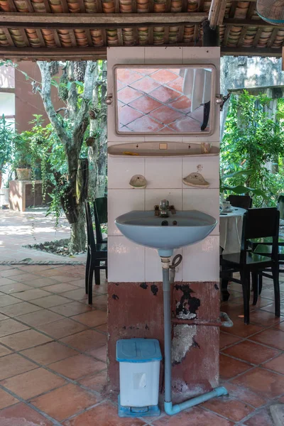 Lavado a mano mesa en el comedor en el Sr. Kiet su casa histórica . — Foto de Stock