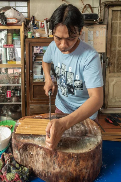 El hombre corta el cinturón de caramelos en pedazos en Cai Be, Mekong Delta, Viet —  Fotos de Stock