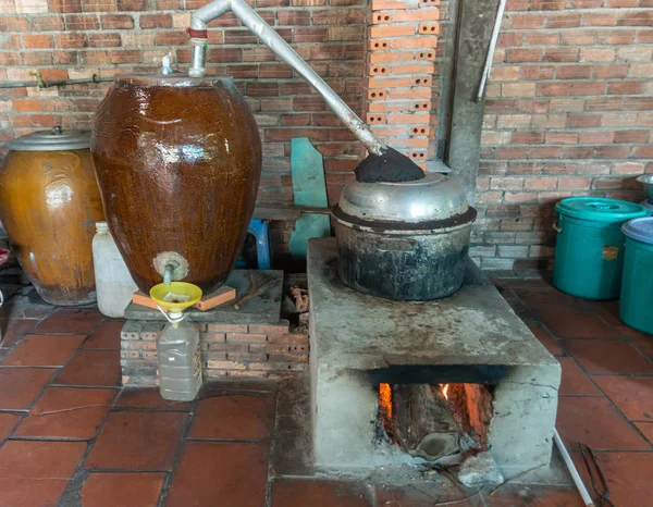 Primitive Distilling liquor in Cai Be, Mekong Delta, Vietnam. — Stock Photo, Image