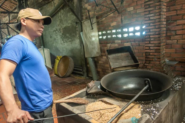 Homem prepara cuba para estourar grãos de arroz em Cai Be, Mekong Delta, Vi — Fotografia de Stock