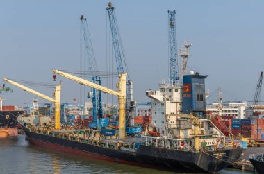 Song Sai Gon Rive 'deki Tan Thuan limanında Biendong Navigator gemisi
