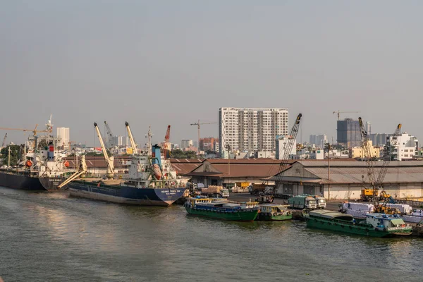 胡志明市松赛贡河下游港口的船舶, — 图库照片