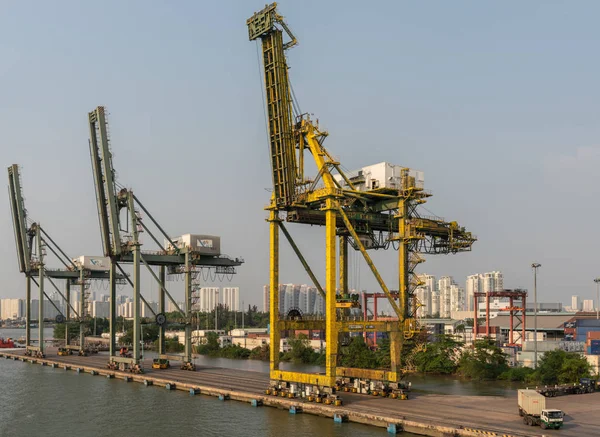 3 gru oziose al porto Vict on Song Sai Gon River, Ho Chi Minh Ci — Foto Stock
