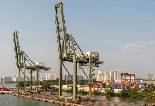 2 guindastes ociosos no porto Vict em Song Sai Gon River, Ho Chi Minh Ci — Fotografia de Stock