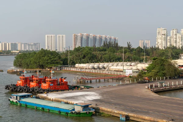 3 nečinné vlečné čluny v přístavu Vict na Song Sai Gon River, Ho Chi Minh — Stock fotografie