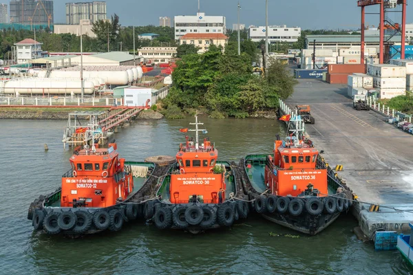 Primer plano de 3 remolcadores rojos en el puerto Vict en el río Song Sai Gon, Ho —  Fotos de Stock