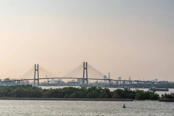 Phu Mijn hangbrug over de rivier Song Sai Gon, Ho Chi Minh Ci — Stockfoto