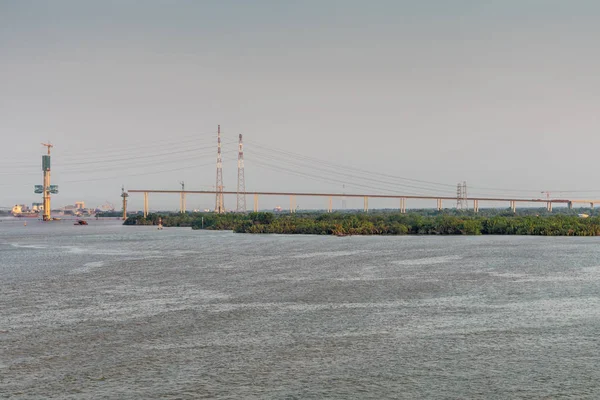 Westliche Rampe der Phuoc-Khanh-Brücke über den langen Tau-Fluss, Vietnam — Stockfoto