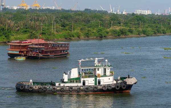Toeristische restaurants boten en sleepboot op Song Sai Gon River, Ho — Stockfoto