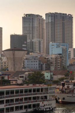 Nehir tekneleri şehir merkezine yanaştı, Ho Chi Minh City, Vietnam.