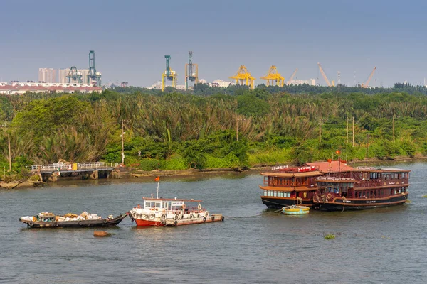 Restaurantes turísticos barcos en el río Song Sai Gon, Ho Chi Minh Cit — Foto de Stock