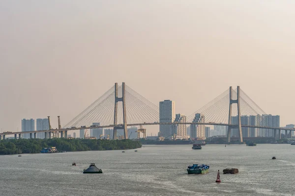 Barcaças e Phu Minha ponte sobre Song Sai Gon river, Ho Chi Minh Ci — Fotografia de Stock