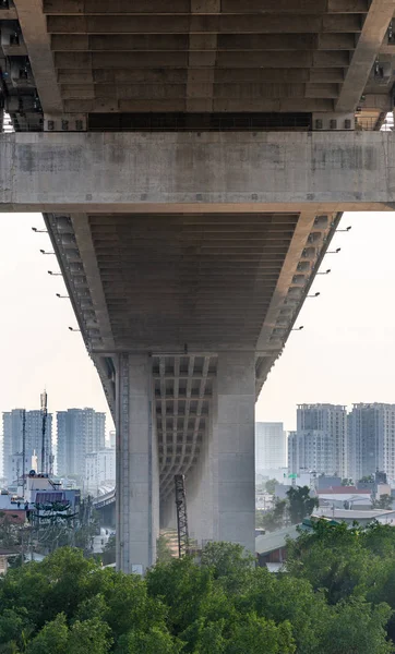 Voile sous Phu Mon pont sur la rivière Song Sai Gon, Ho Chi Minh — Photo