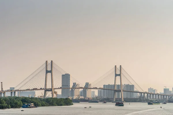 黄昏时分，胡志明池松赛贡河上的浮美桥 — 图库照片