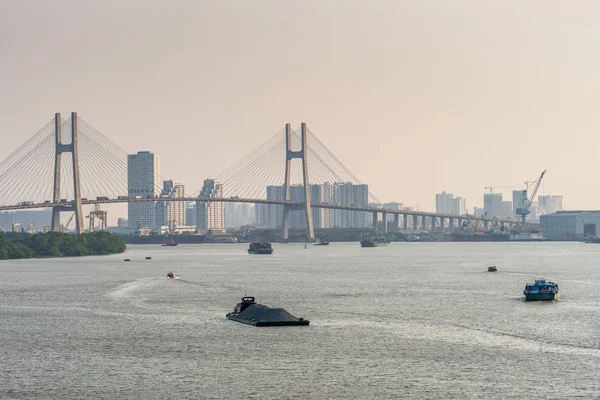 胡志明池松赛贡河上的驳船和浮美桥 — 图库照片