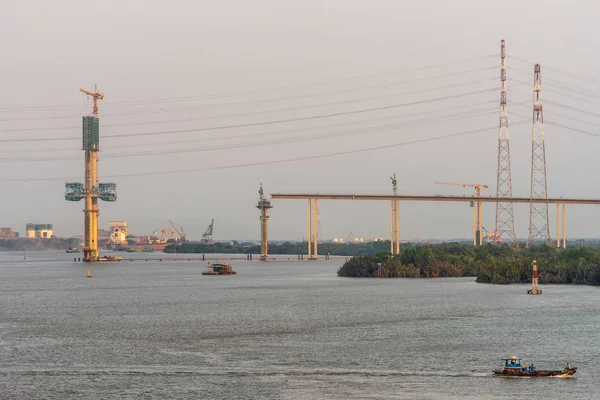 Phuoc Khanh puente colgante en construcción al atardecer, Viet — Foto de Stock