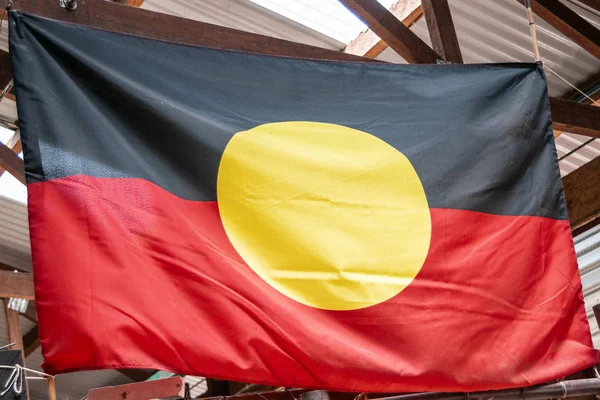 Primer plano de la bandera aborigen en Port Douglas, Australia . — Foto de Stock