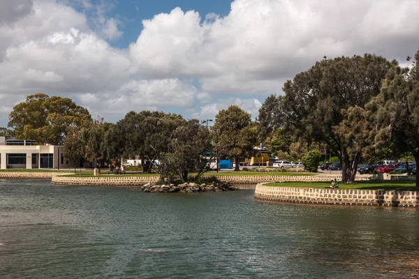 Park bordering channel at Boardwalk shopping mall in Mandurah, A — Stock Photo, Image