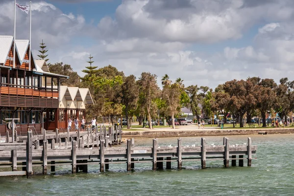 Molo di legno nel canale al centro commerciale Boardwalk a Mandurah, A — Foto Stock