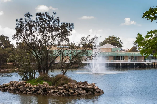 Mała wyspa i fontanna w centrum handlowym Boardwalk w Mandurah — Zdjęcie stockowe