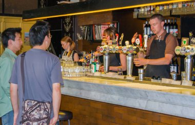 Melbourne, Australi 'deki Cookie restoranında ve barda bira içiyorum.