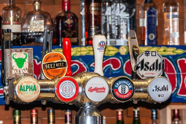 Primer plano del sistema de grifo de cerveza en el restaurante y bar Cookie en Melbo —  Fotos de Stock