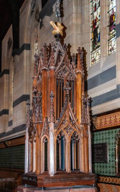 Aziz Patrick Katedrali 'nin ahşap heykeli üzerine Altın Pelikan