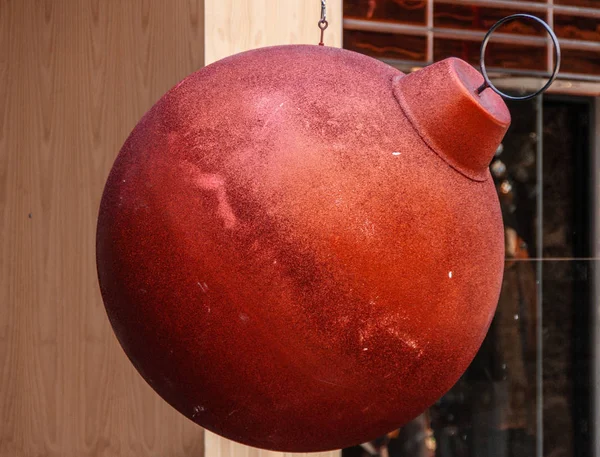 Red ball as Christmas decoration in shopping mall on Collins str — Stock Photo, Image