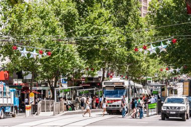 Collins ve Swanston caddelerinin kesiştiği yer, Melbourne, Avustralya
