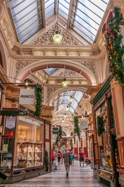 Lojas e compradores dentro Block Arcade shopping center, Melbourne — Fotografia de Stock