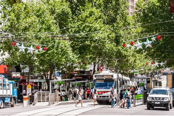 Collins és Swanston utca kereszteződése, Melbourne, Ausztrália — Stock Fotó