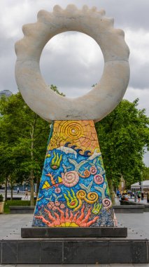 Park, Melbourne, Austral 'daki kaidede renkli çörek heykeli