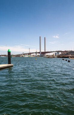 Yarra Nehri üzerindeki sütunlarıyla Bolte Köprüsü 'nün Portresi, Melbo