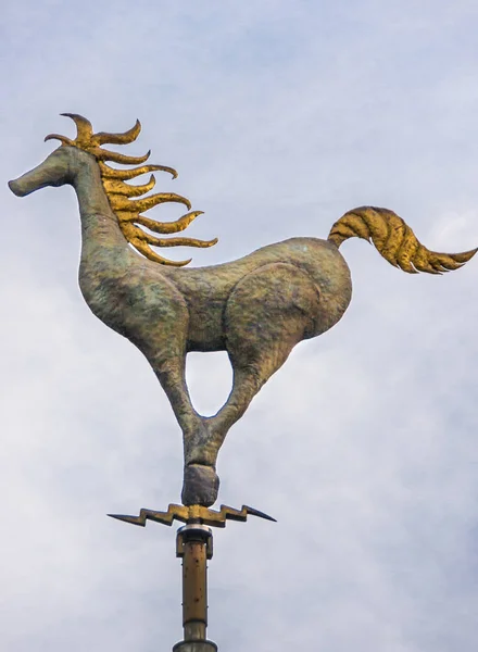 Pequeña estatua de caballo con melenas doradas en poste, Melbourne, Aust —  Fotos de Stock