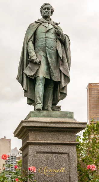 O Connell bronze statue against silver sky, Melbourne, Australia — ストック写真