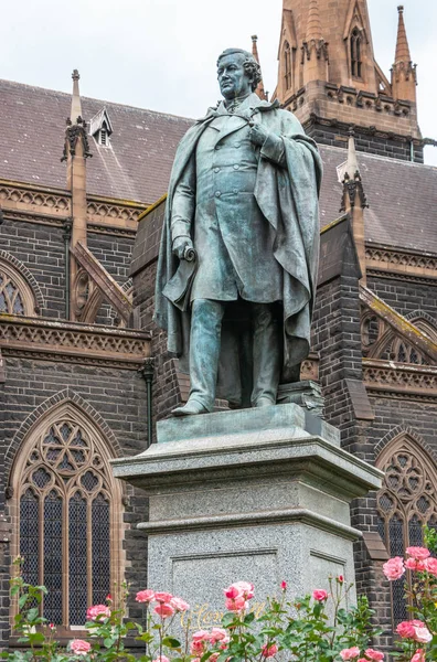 Ο Άγαλμα Connell μπροστά από τον καθεδρικό ναό του Αγίου Πατρικίου στη Μελβούρνη — Φωτογραφία Αρχείου