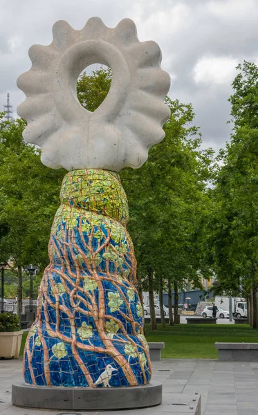 Colorida estatua de donut en el pedestal en el parque, Melbourne, Austral —  Fotos de Stock