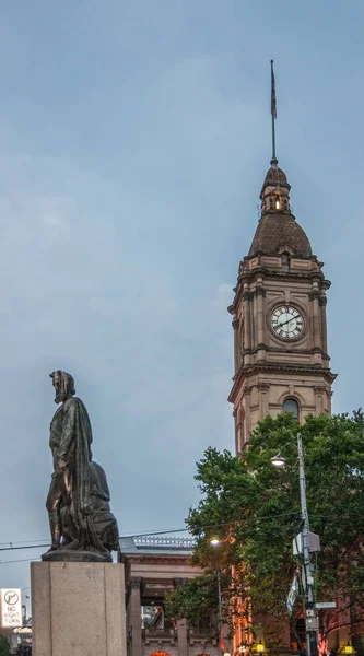 Estátua de Burke and Wills com torre do relógio da prefeitura, Melbourne , — Fotografia de Stock