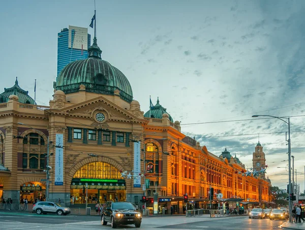 Estação Ferroviária Flinders ao pôr-do-sol em Melbourne, Austrália . — Fotografia de Stock