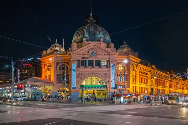 Flinders Railway Station por la noche en Melbourne, Australia . — Foto de Stock