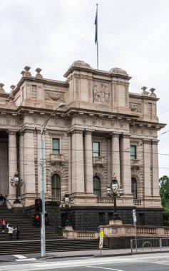 Melbourne, Austr 'deki Victoria Eyalet Parlamentosu binasının köşesinde.