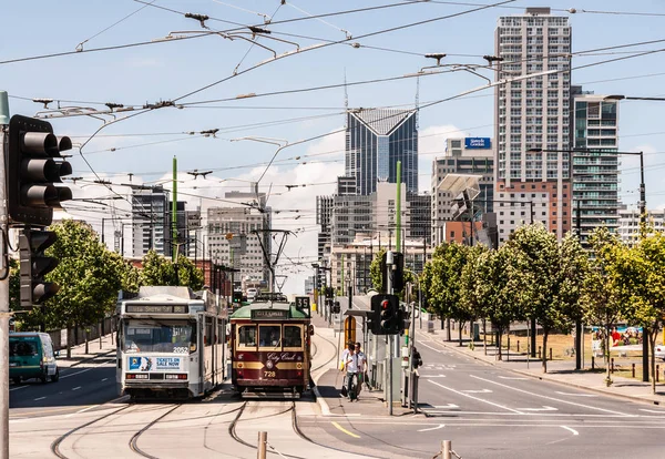 Melbourne, Avustralya 'da kavşakta 2 tramvaylı şehir manzarası.