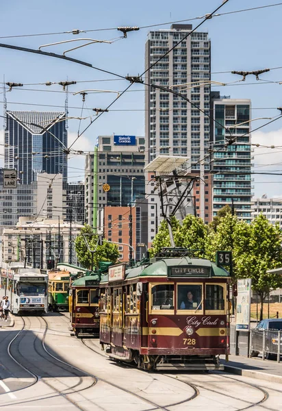 Cityscape com sucessão de bondes no cruzamento em Melbourne , — Fotografia de Stock