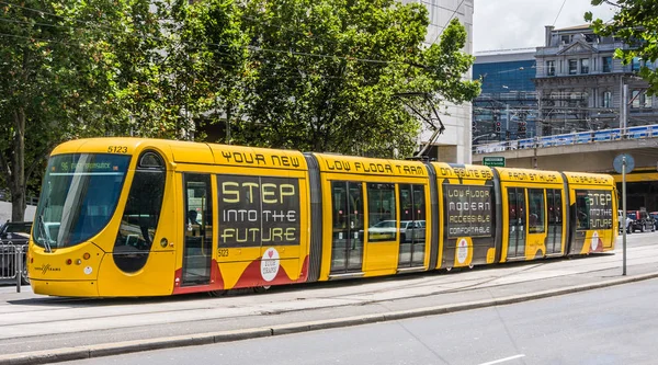 Close-up van de nieuwe gele lage vloer Tram in Melbourne, Australië. — Stockfoto