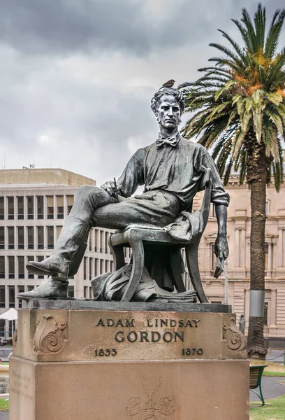 Adam Lindsay Gordon statue in park, Melbourne, Australia. — Stockfoto