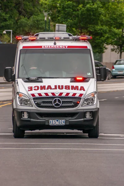 Ambulans Mercedes van w akcji, Melbourne, Australia. — Zdjęcie stockowe