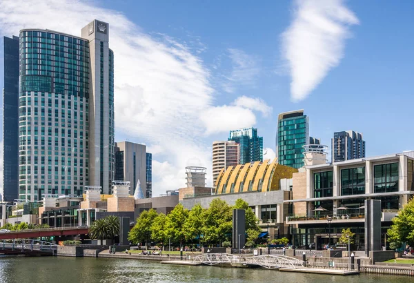 Promenáda podél řeky Yarra v centru Melbourne, Austrálie. — Stock fotografie
