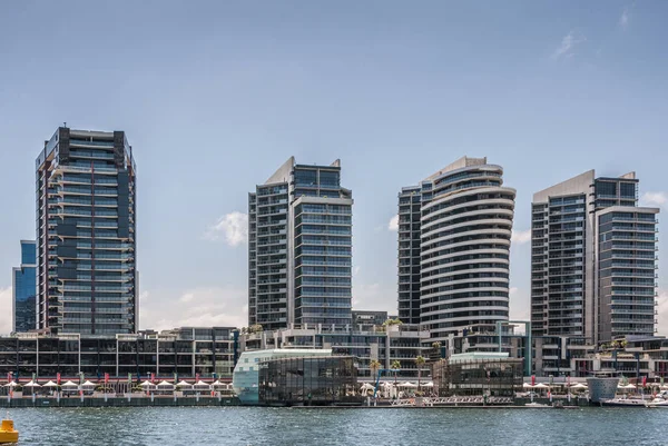 Více výškových architektur v Docklands v Melbourne, Austra — Stock fotografie