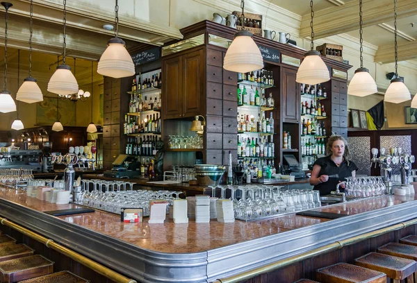 Belçika Bira Cafe Bluestone 'daki büyük bar, Melbourne, Austral