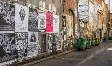 Arka sokakta olay posterleri ve grafitilerle kaplanmış, Melbourne,